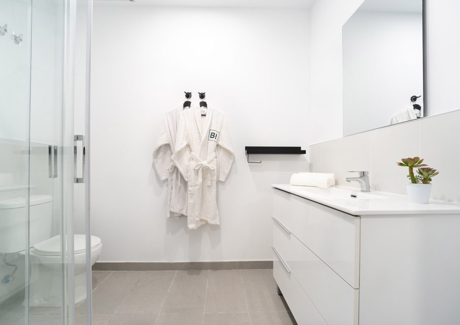 Baño de la habitación Twodio en Murcia con albornoz de Bravo! Students.